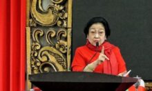 Tak hanya itu, Megawati Soekarnoputri mengatakan banyak wanita yang melirik pada Soekarno. Dan sekarang dirinya juga banyak dilirik oleh pria.

